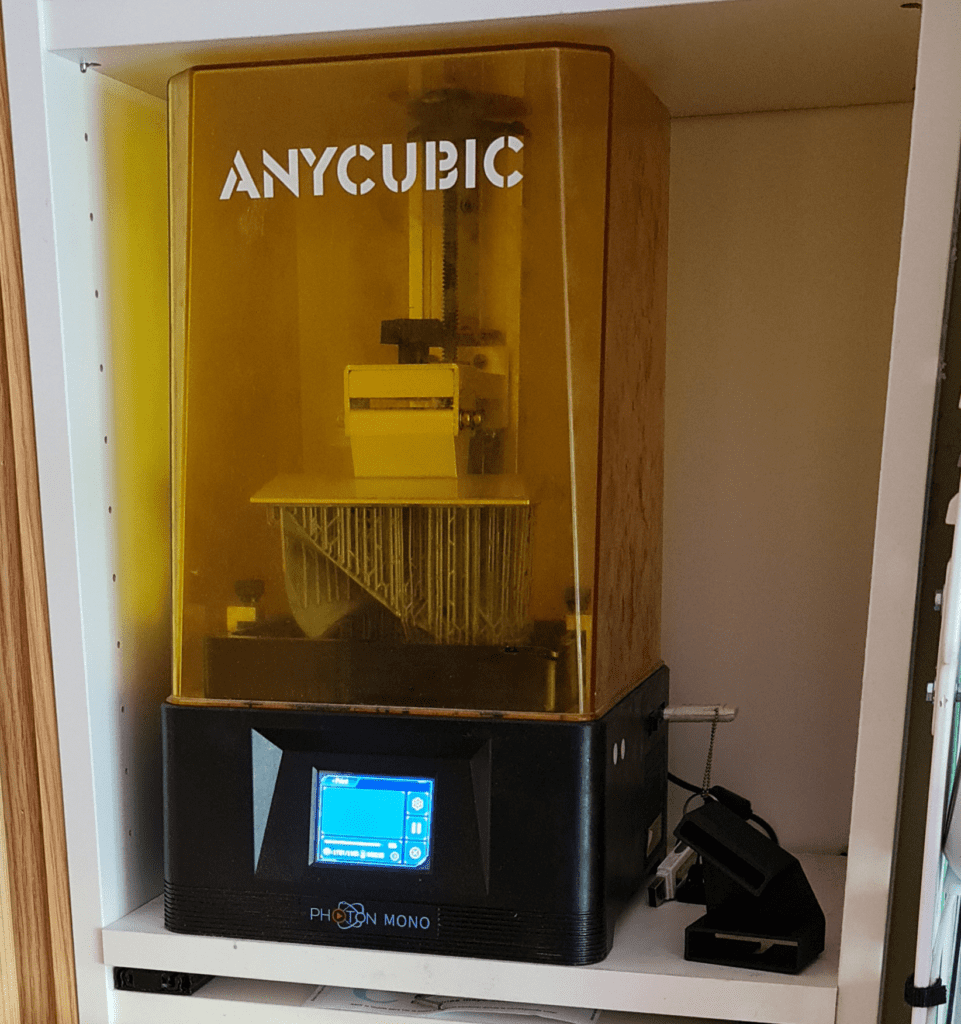 Impresora Anycubic Photon Mono en estantería Billy Ikea
