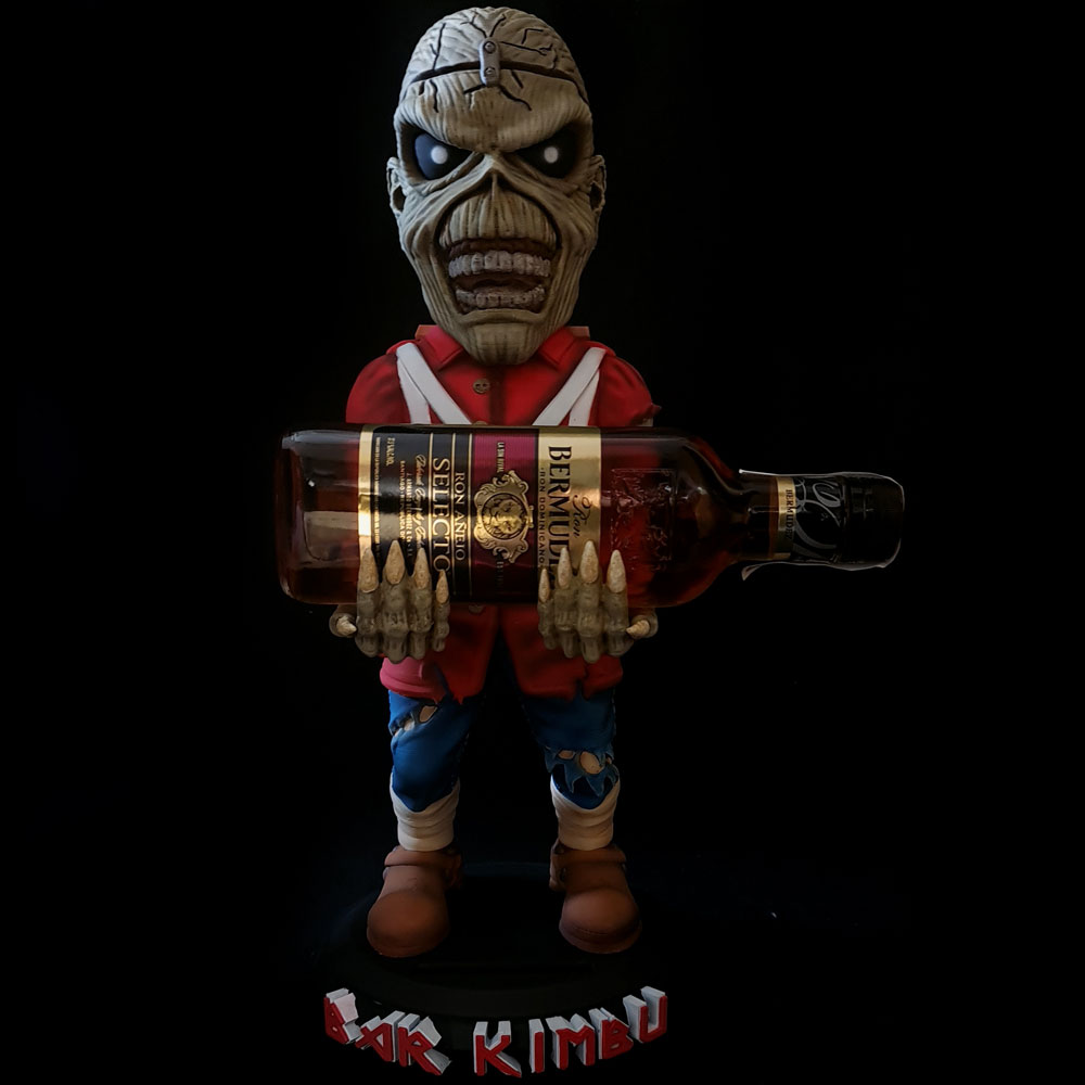 Expositor bebidas personalizado Bar Kimbu Iron Maiden