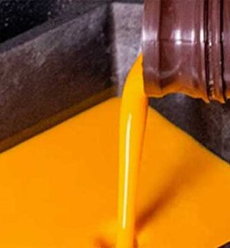 Resina impresora 3D depositándose sobre deposito