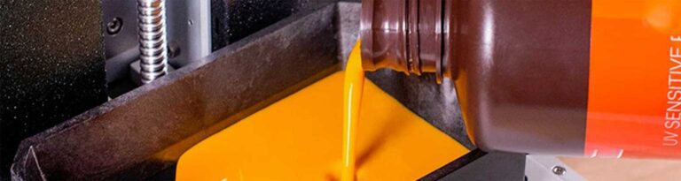 Resina impresora 3D depositándose sobre deposito